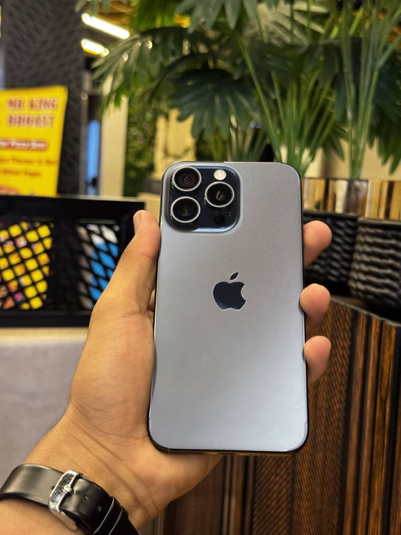 Apple iPhone 15 Pro Max 4