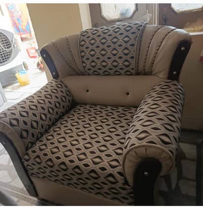 5 seater sofa set with center table & baby chalungi in good condition