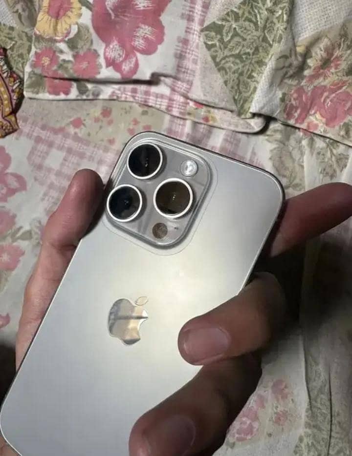 Apple iPhone 15 Pro 4