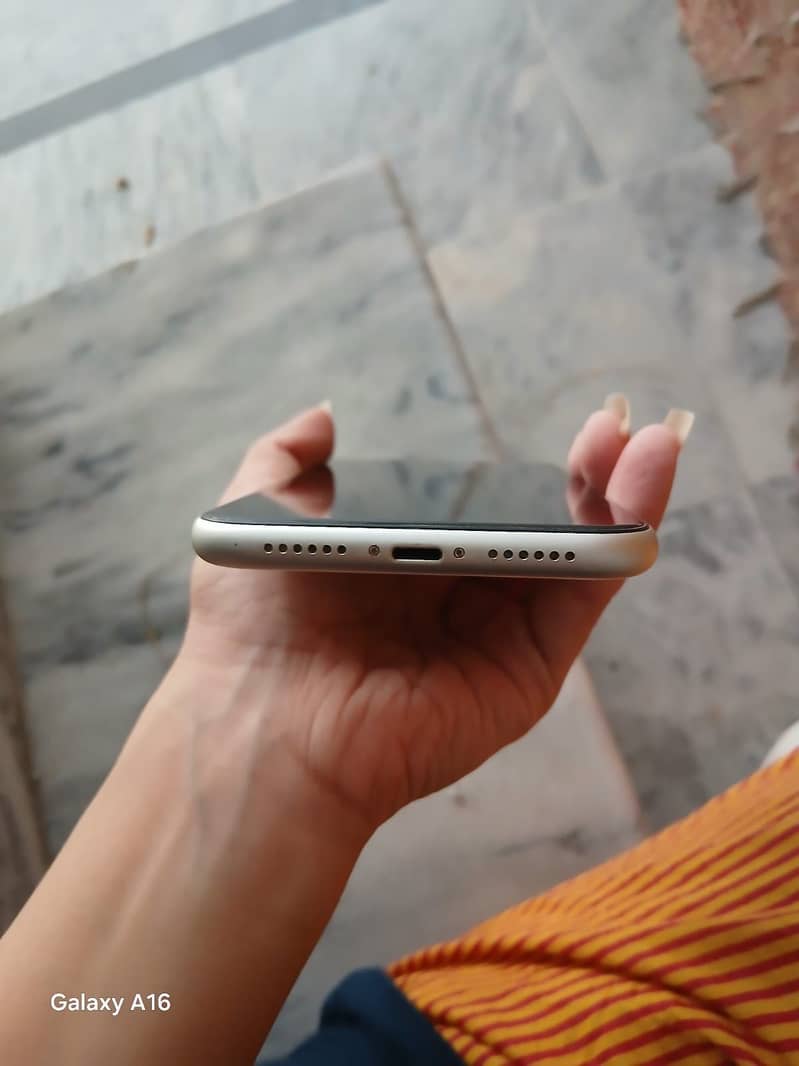 Apple iPhone 11 4