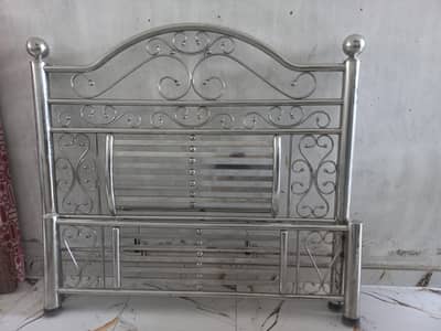 Stainless Steel SS 5 x 6 bed with matterss