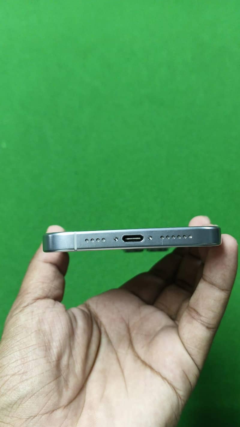 Apple iPhone 16 Pro Max 1