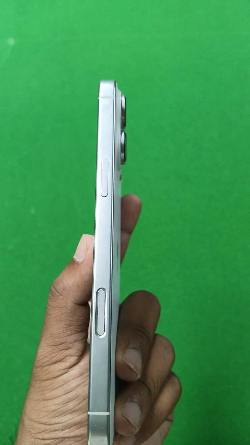 Apple iPhone 16 Pro Max 3