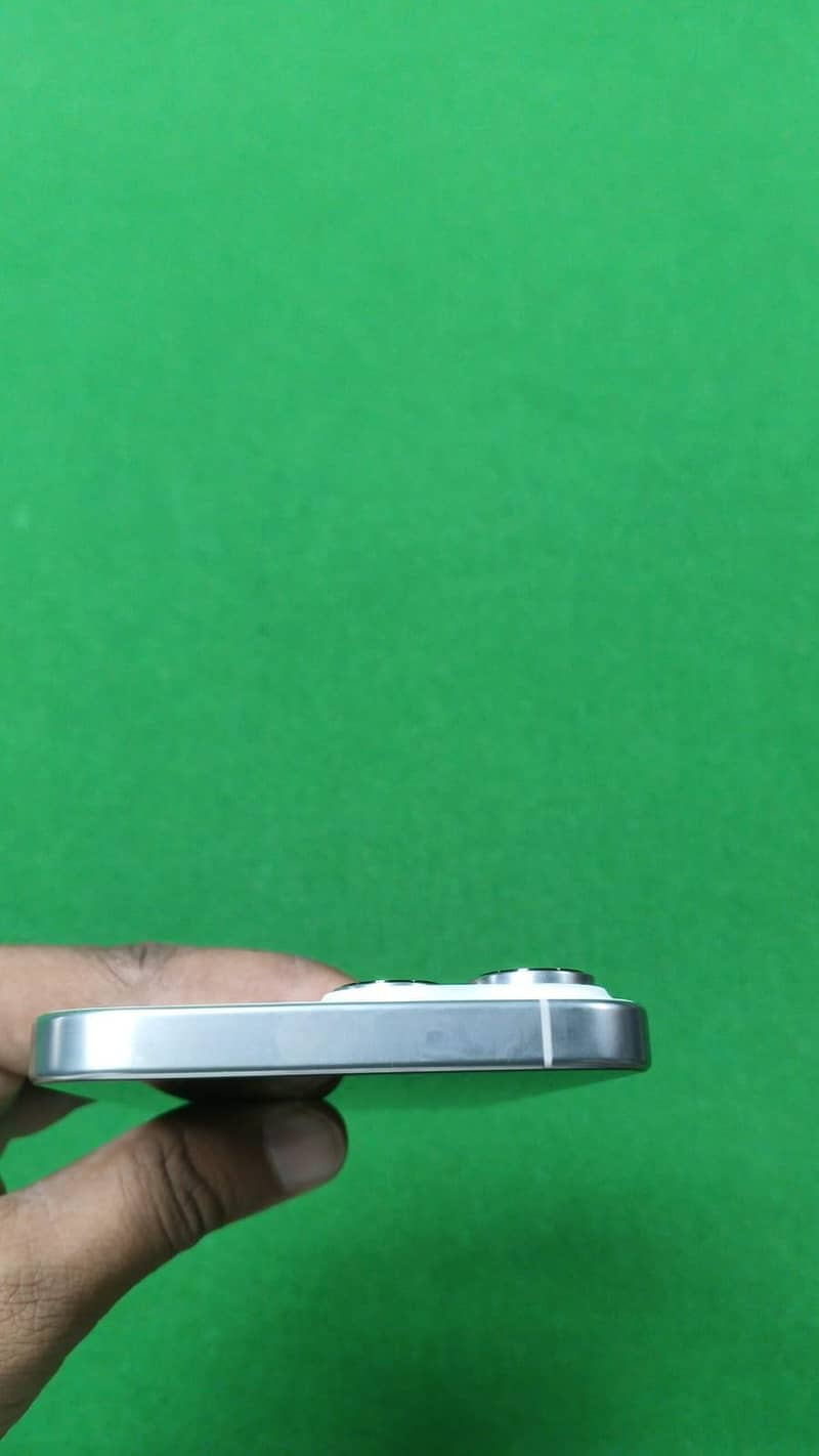 Apple iPhone 16 Pro Max 4