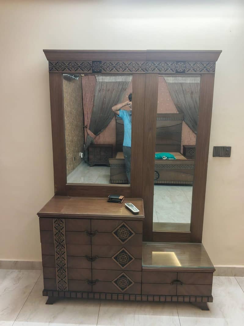 king size bed  sides table . mirror 1