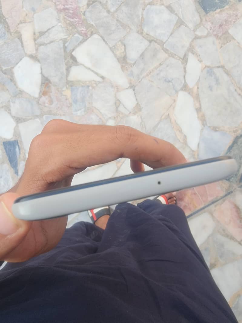 Samsung Mobile A70 1