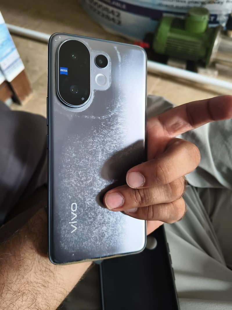 Vivo V60 4
