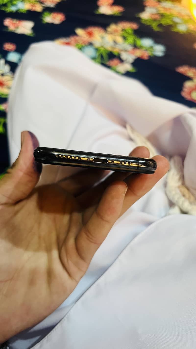 Apple iPhone XS 5