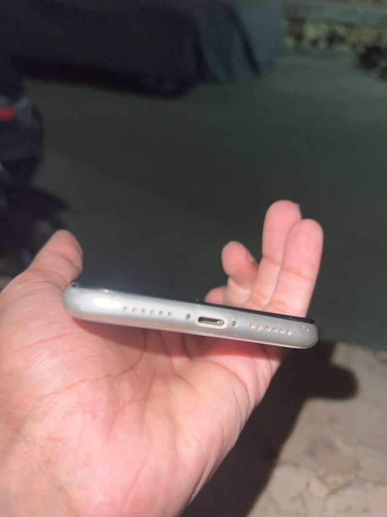 Apple iPhone 11 4