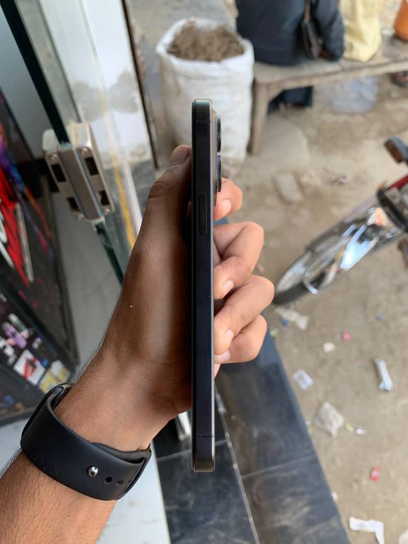 Apple iPhone 15 Pro Max 2