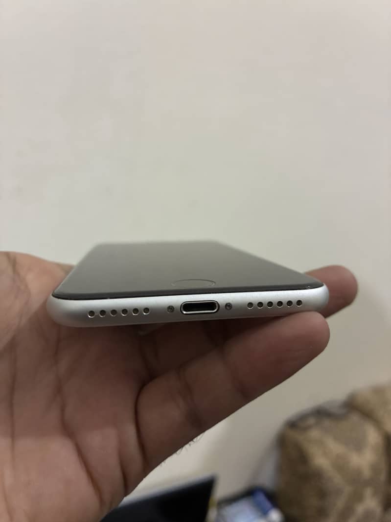 Apple iPhone SE 2020 4