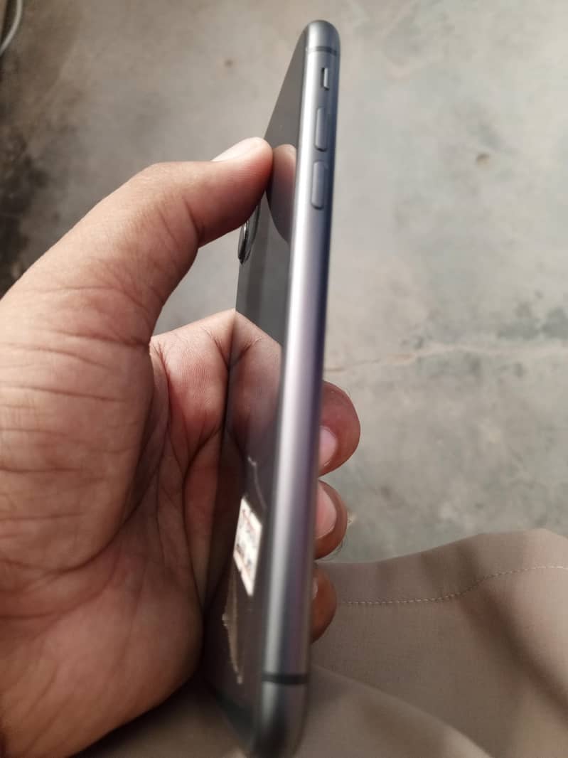 Apple iPhone 11 4