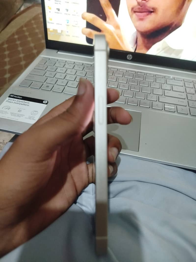Apple iPhone 13 8
