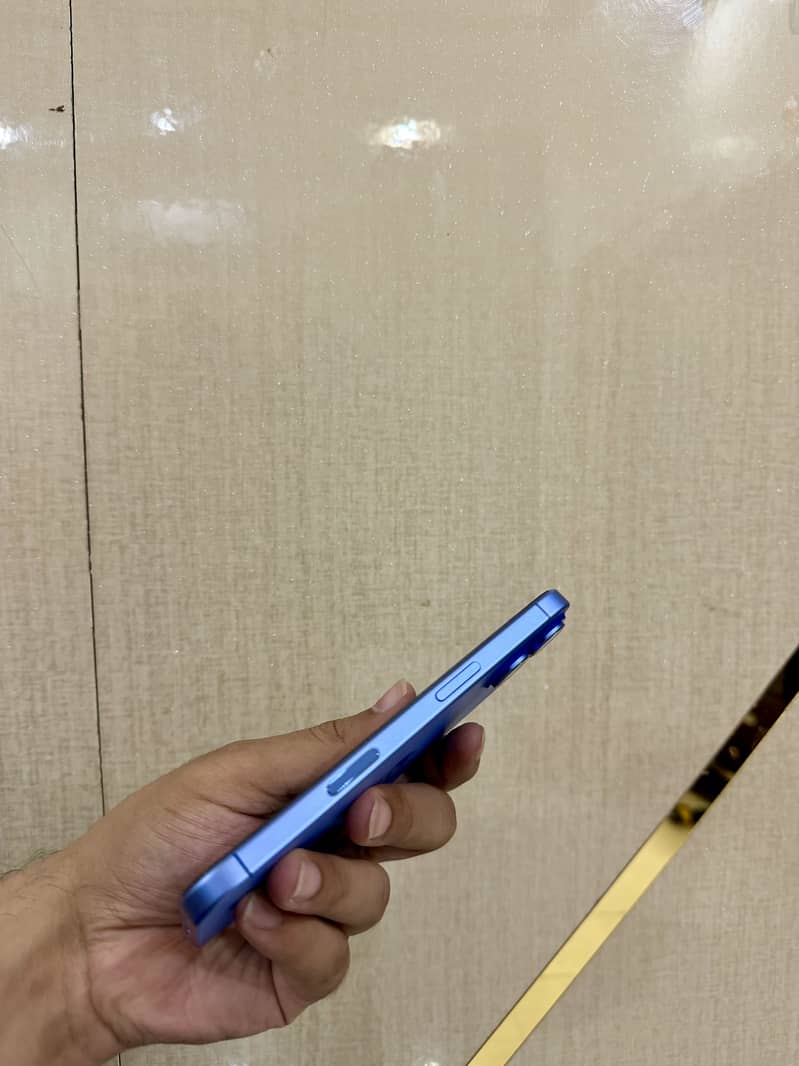 Apple iPhone 16 0