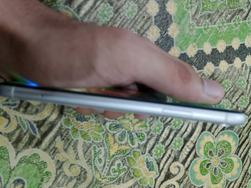 Apple iPhone XR 4