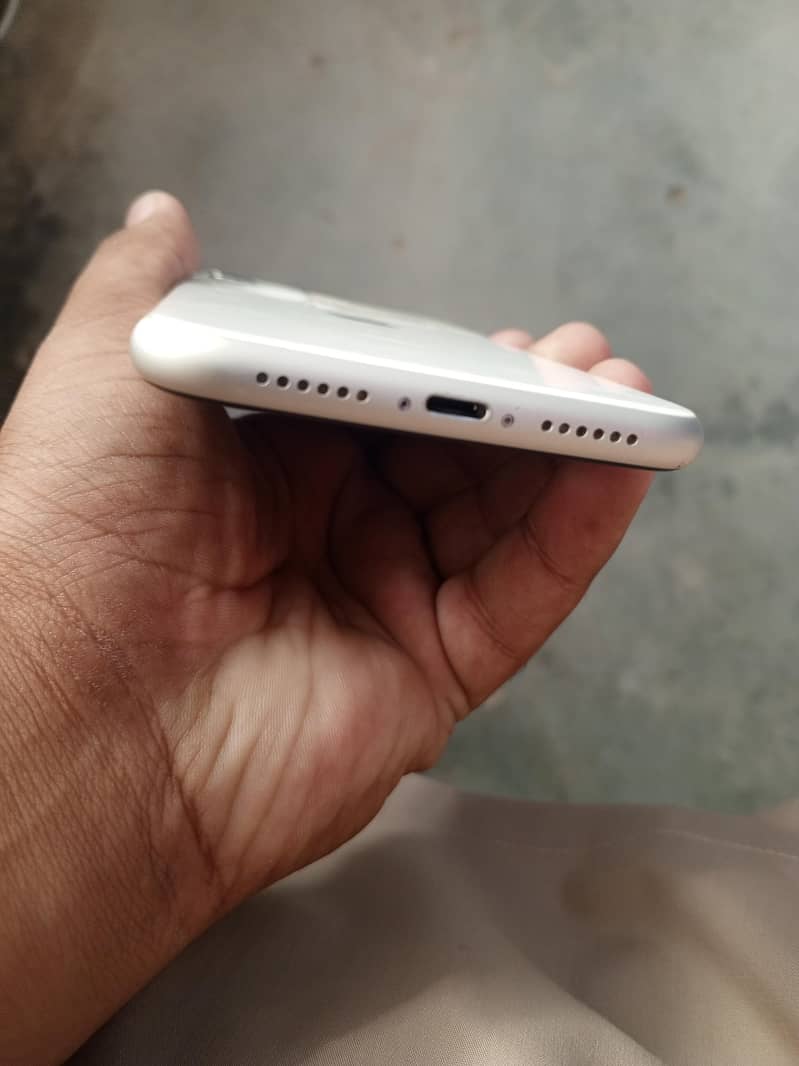 Apple iPhone 11 4
