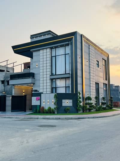 6 MARLA TOP NOTCH LUXURIOUS CORNER HOUSE WITH 05 BEDROOMS ACCOMMODATION BAHRIA TOWN LAHORE