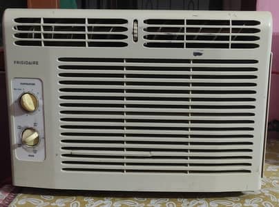 Window AC 0.5 Ton American brand with 110 converter high quality.