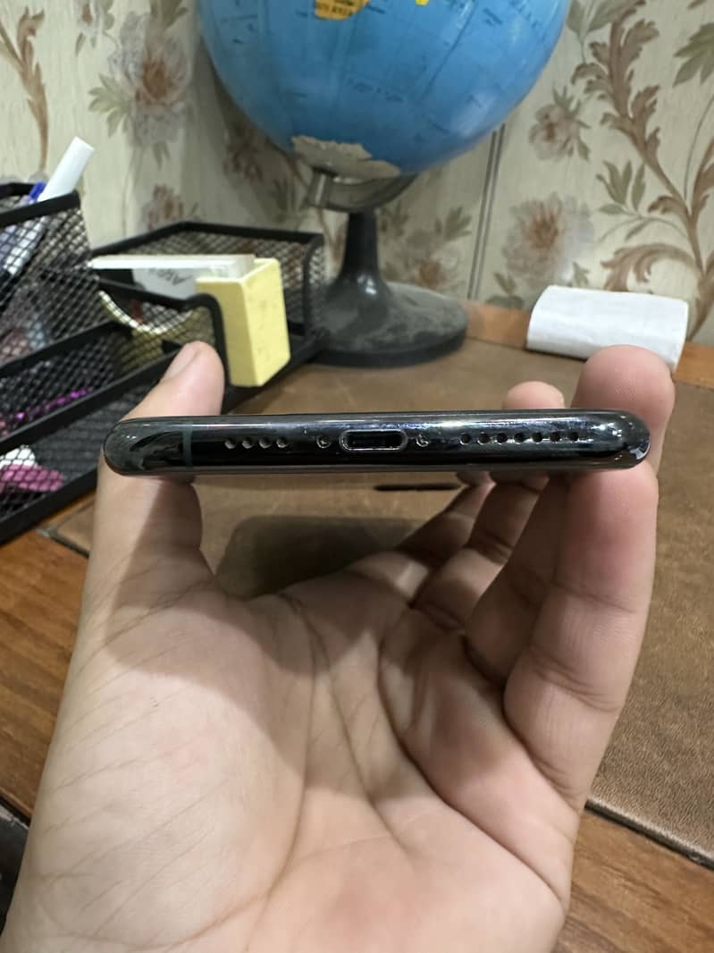 Apple iPhone 11 Pro Max 4