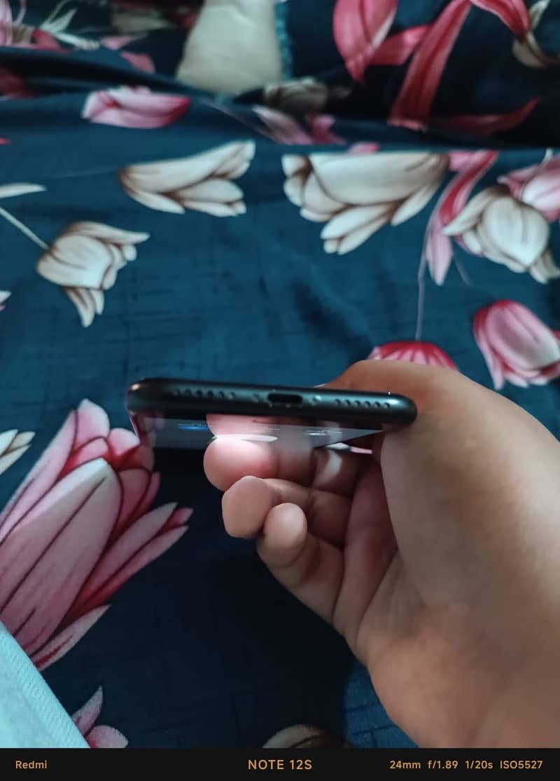 Apple iPhone SE 2 4
