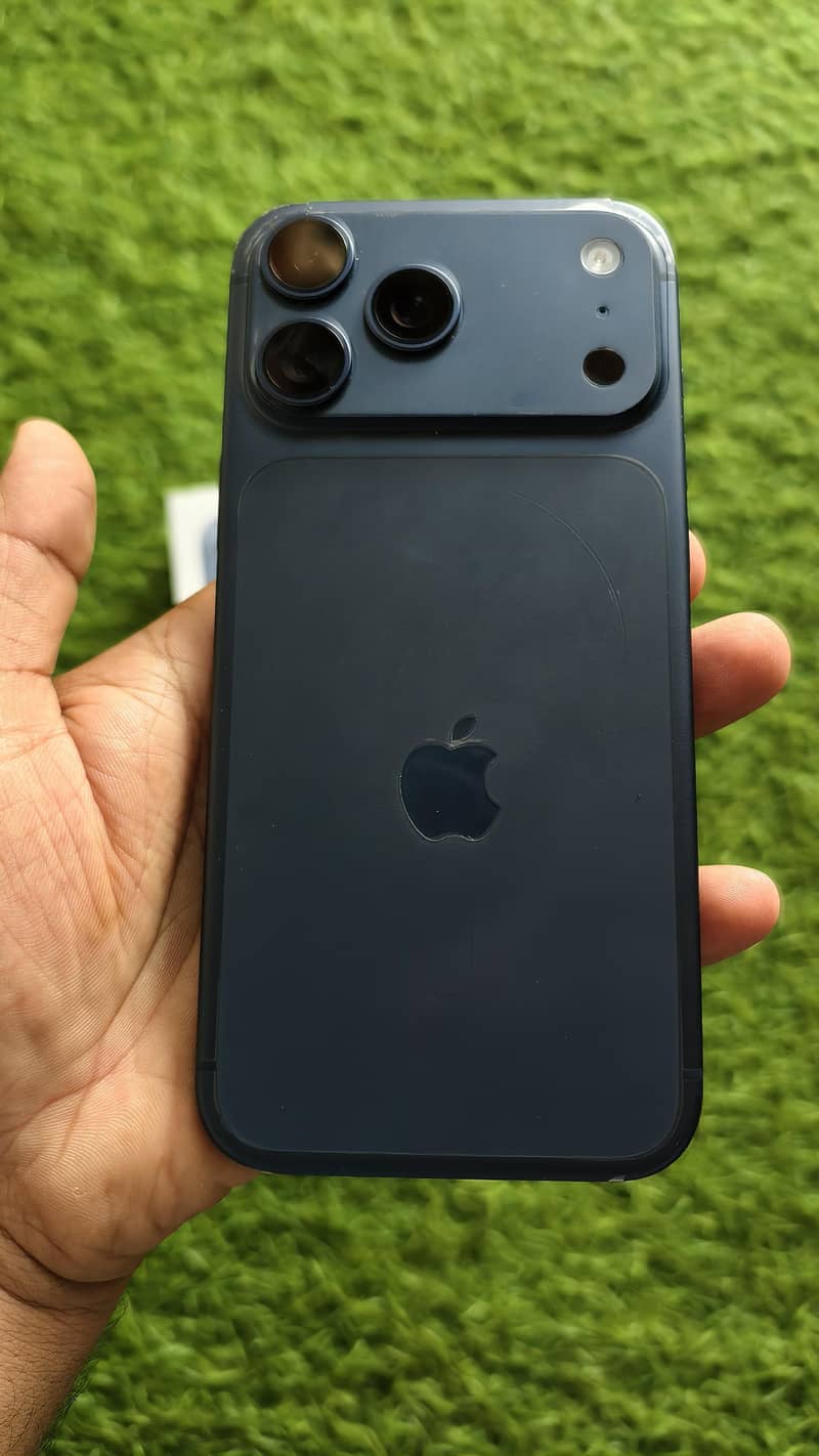 Apple iPhone 17 Pro Max 1
