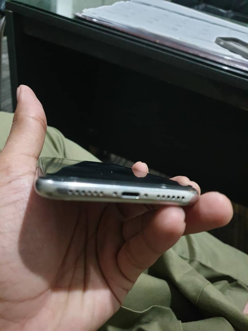 Apple iPhone X 4