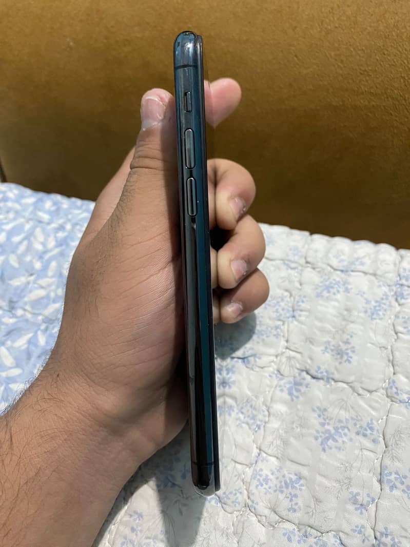 Apple iPhone 11 Pro 4