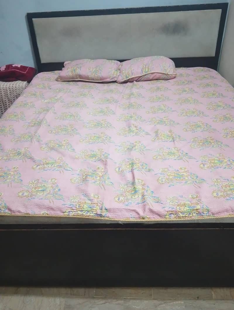 King size bed 0