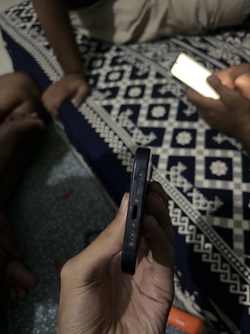 Apple iPhone 12 3