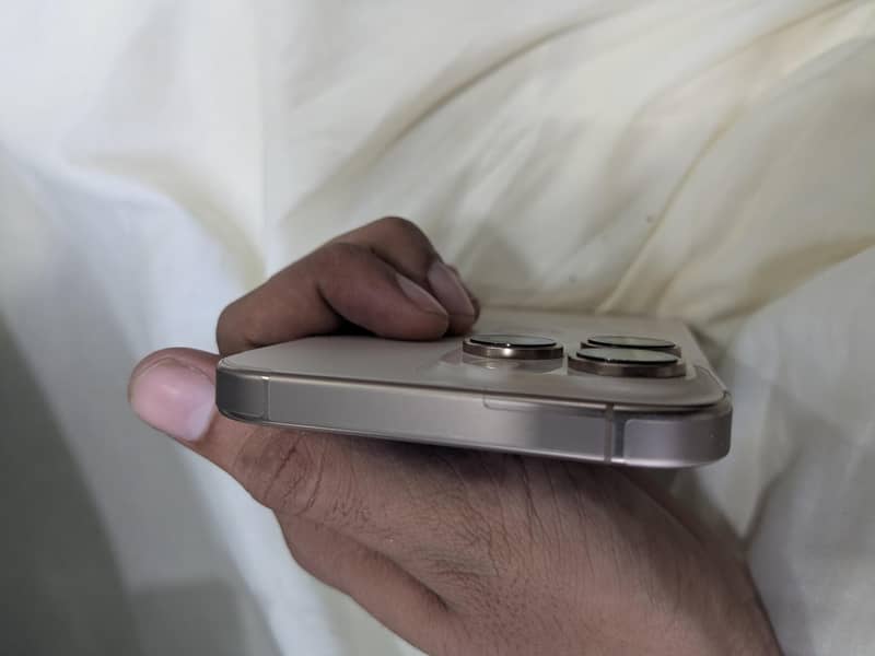 Apple iPhone 16 Pro Max 2