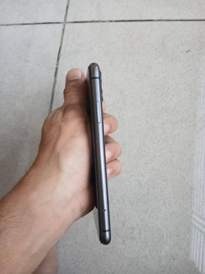 Apple iPhone 11 black 3
