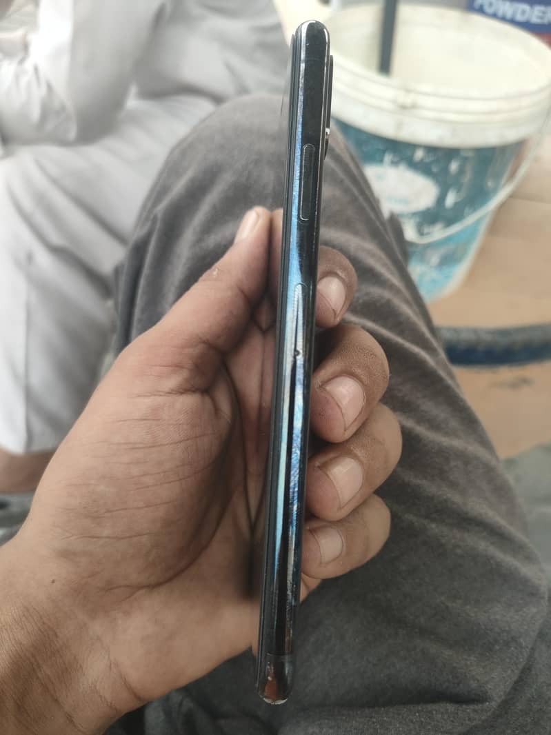 Apple iPhone XS Max 3