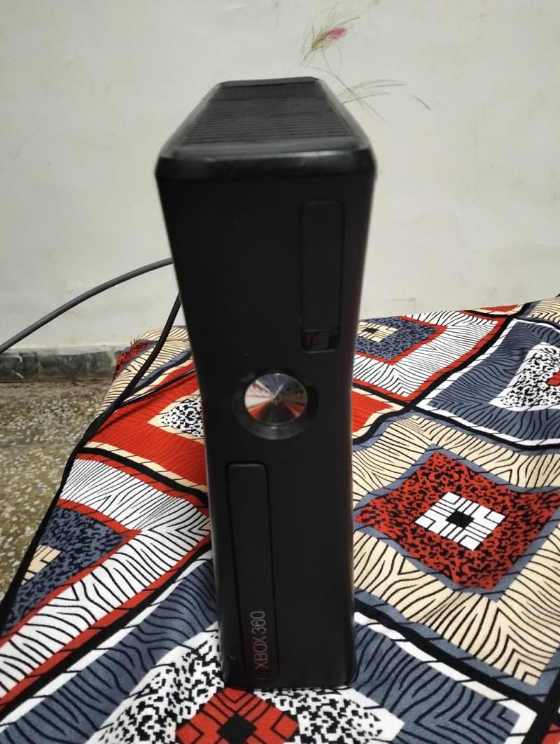 Xbox 360 S Console (Slim model) 0