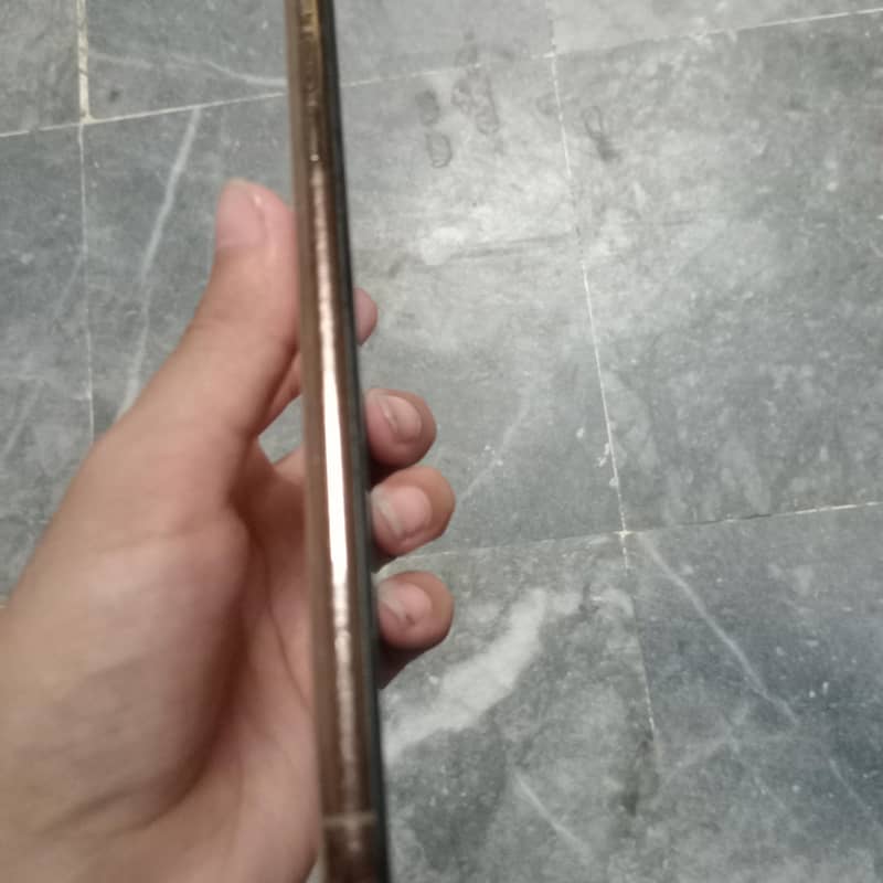 Apple iPhone XS Max 4