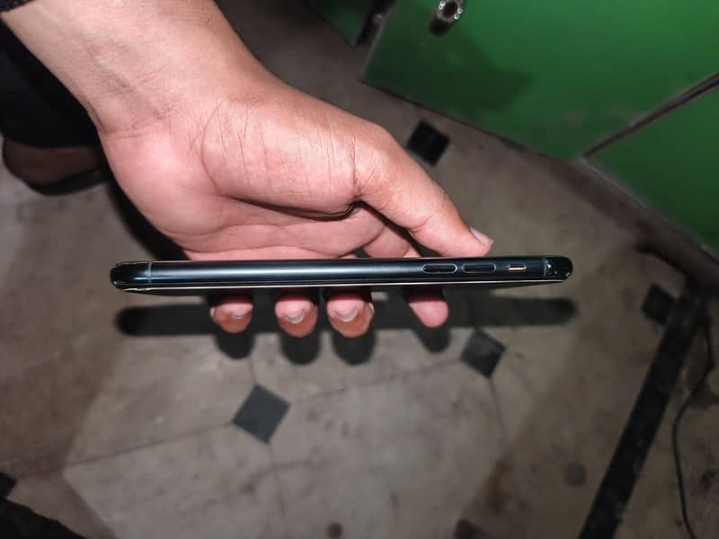 Apple iPhone 11 Pro Max 4