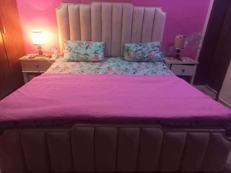 double bed with side tables 0