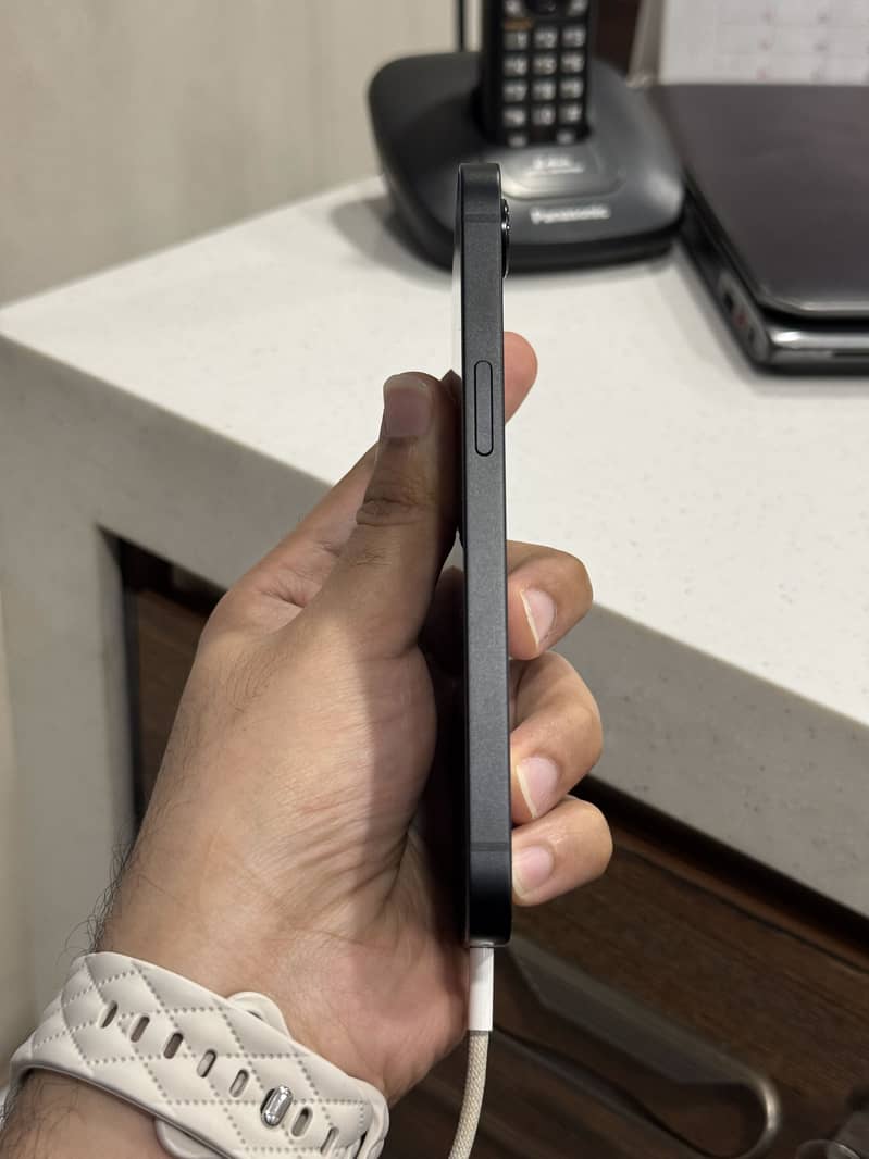 Apple iPhone 16e 5