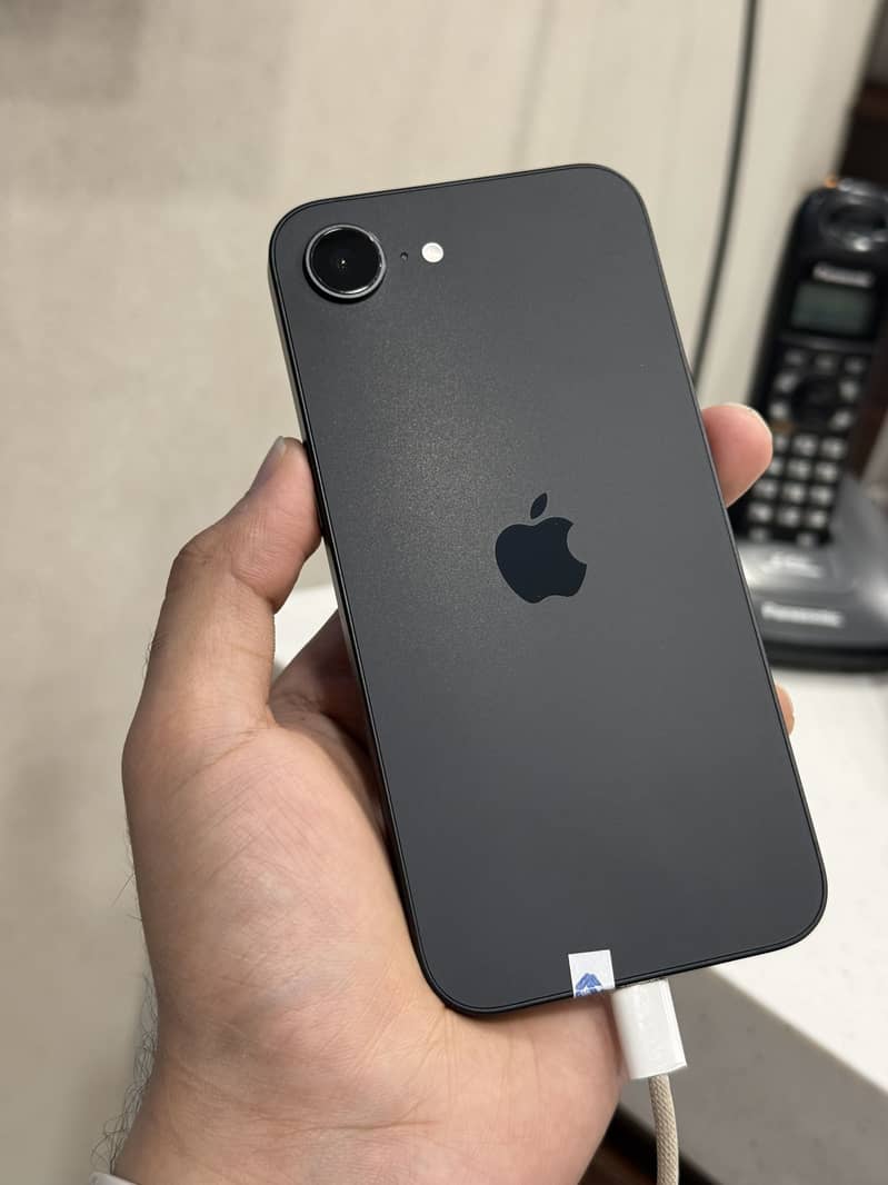 Apple iPhone 16e 6