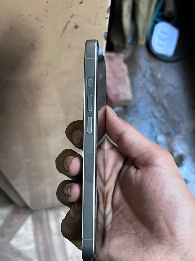 Apple iPhone 15 Pro 4
