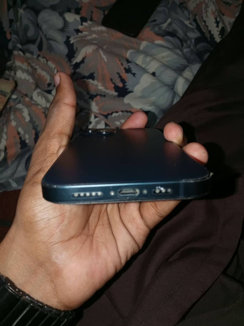 Apple iPhone 13 2