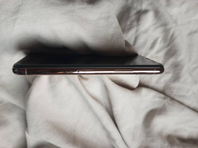 Apple iPhone 11 Pro 4