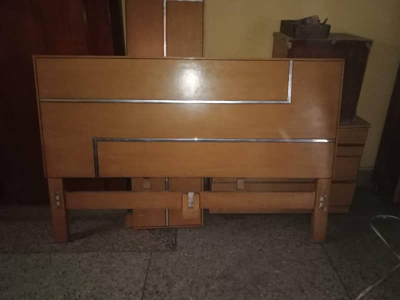 master size bed set in good condition 0