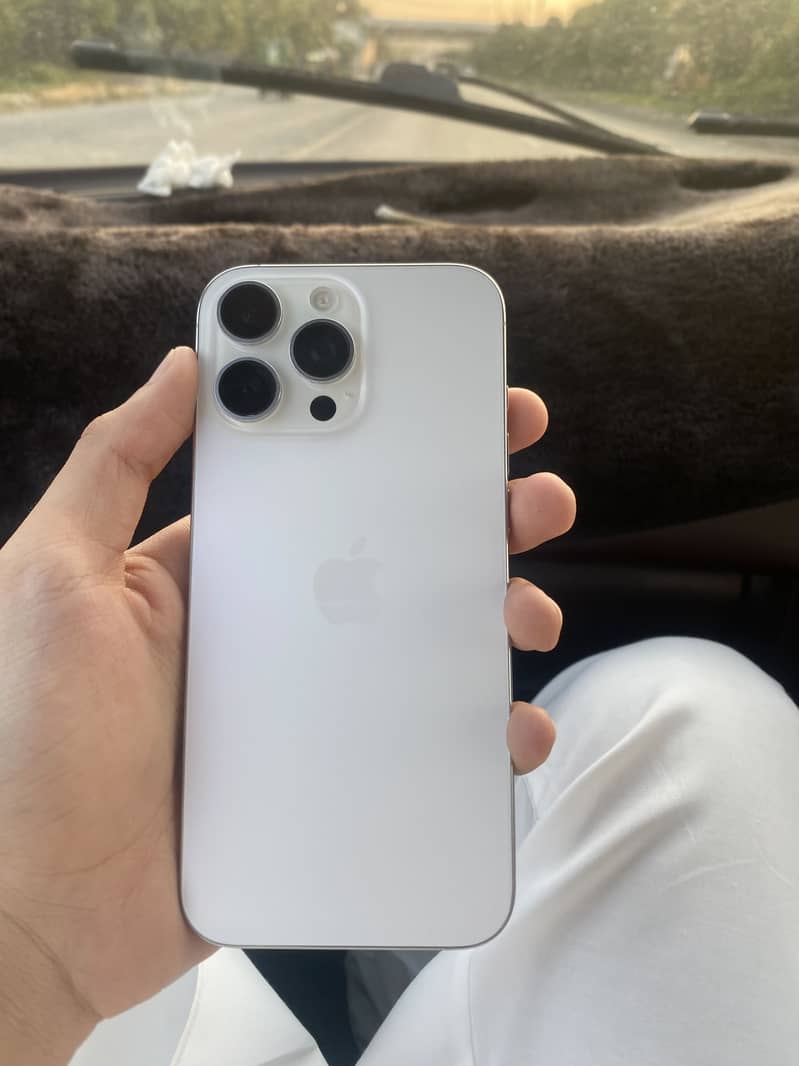 Apple iPhone 16 Pro Max 1
