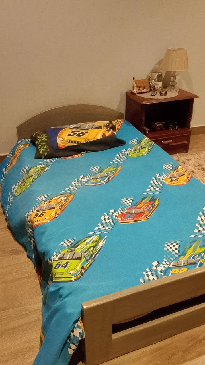 Bed+ Sidetable 2