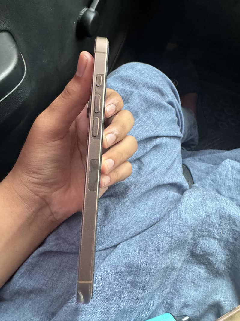 Apple iPhone 16 Pro Max 4
