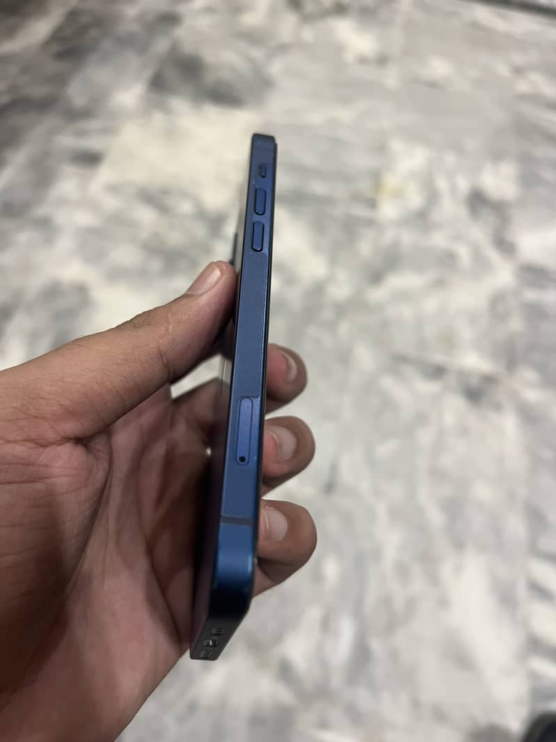 Apple iPhone 12 4