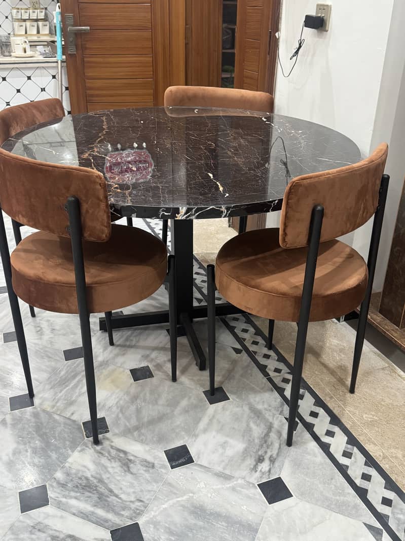 Dining table 0