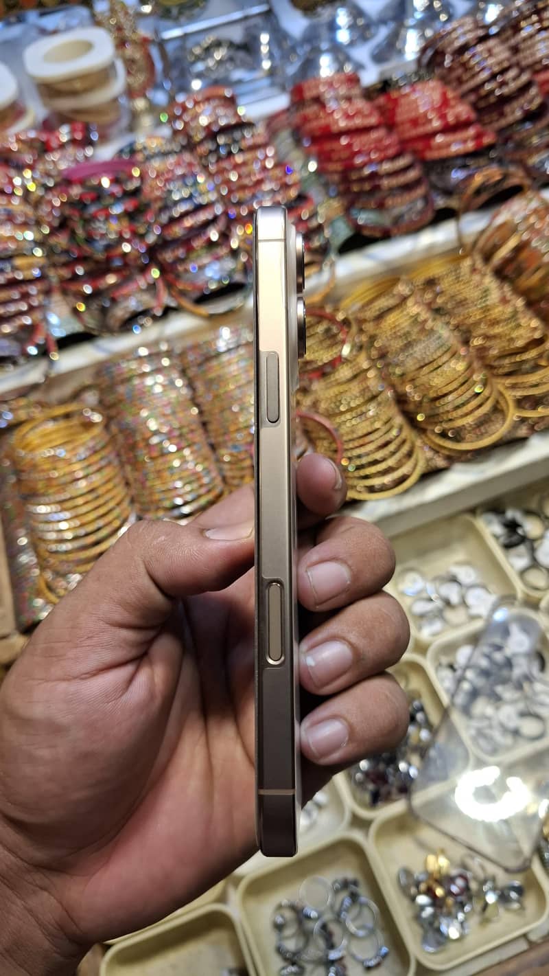 Apple iPhone 16 Pro Max 9