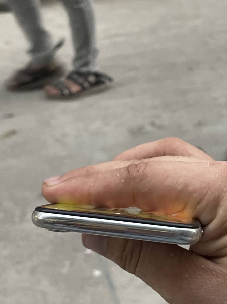 Apple iPhone X 4