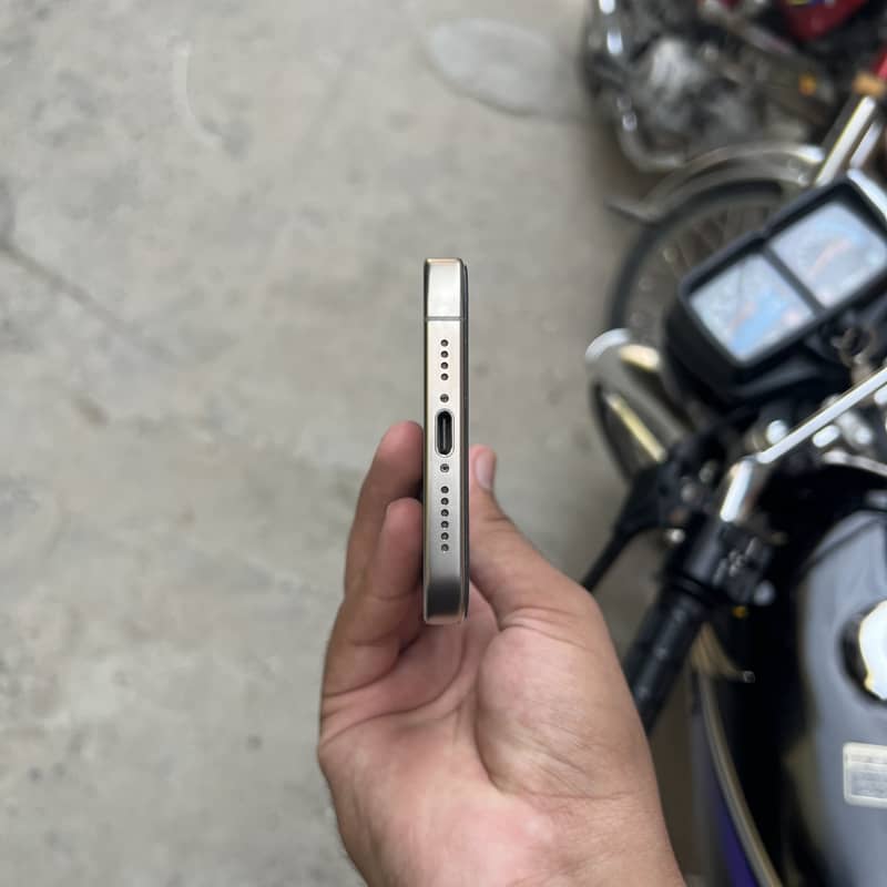Apple iPhone 15 Pro Max 3